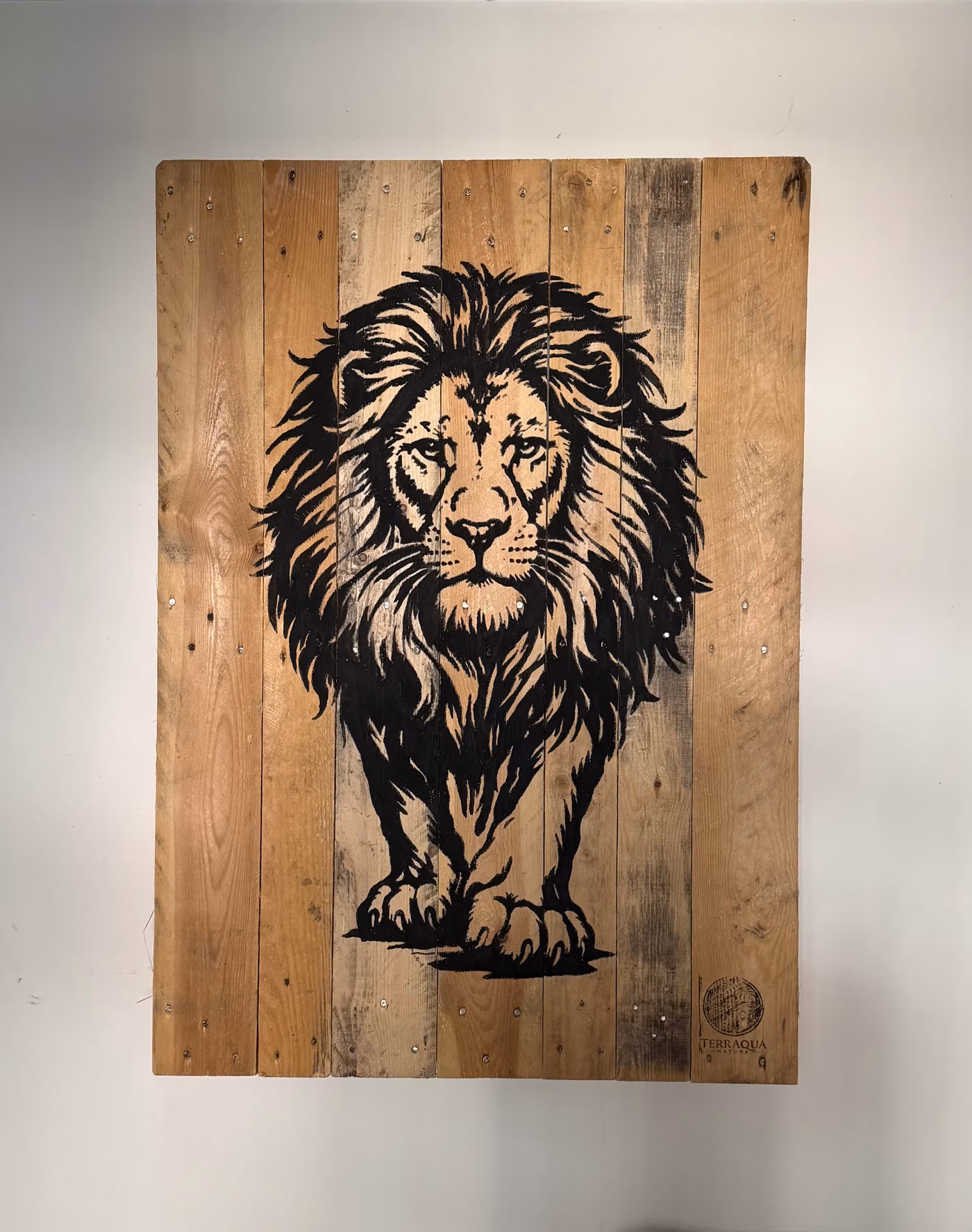 Tableau Lion sur bois, vue de face